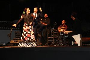 Juan Pinilla en el tramo final de su recital, con la bailaora Silvia Lozano.