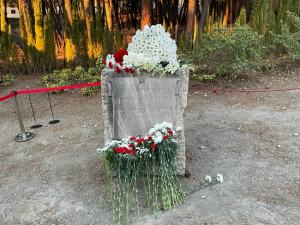 Flores a Federico en el parque dedicado al poeta en Alfacar, colocadas en agosto, en el aniversario de su asesinato.