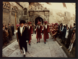 El alguacil mayor y cuatro maceros abren la procesión cívico religiosa saliendo de la Capilla Real, en una foto de los años ochenta del siglo pasado.