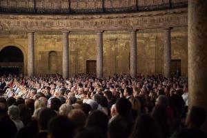 Público en un concierto del Festival de Granada en el Palacio de Carlos V, en imagen de archivo.