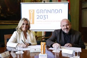 La alcaldesa de Granada, Marifrán Carazo, firme con el director de El Independiente de Granada, el manifiesto de adhesión a la candidatura.