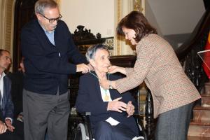 Carmen Calvo entrega el premio a la poeta Mariluz Escribano.