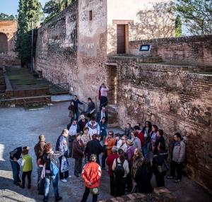 Una de las visitas familiares al monumento. 