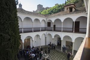 Interior del Museo Arqueológico, con la Alhambra al fondo. 