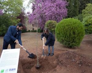 Rocío Díaz, en la plantación del árbol. 