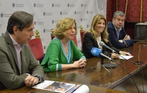 Sole Giménez, en rueda de prensa con representantes municipales. 