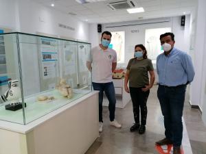 Chus Fernández, Mari Carmen Pérez y Armando Moya en el museo de la Villa Romana