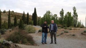 Benjamín Amo (izqda.), junto al historiador Miguel Caballero, en una de las localizaciones donde pudo ser enterrado Lorca. 