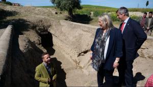 Meri Sábaba y el rector de la Universidad de Málaga visitan el criptopórtico de la villa romana.