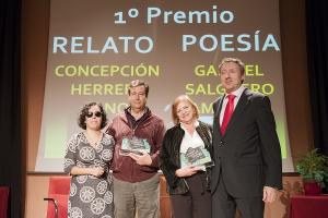 Los ganadores del concurso de relatos y poesía, tras recibir el premio.