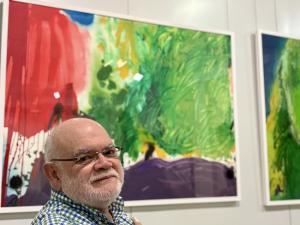 Pedro Garciarias junto a sus creaciones. 