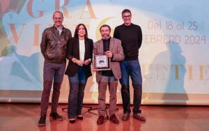 Momento de la entrega del III Memorial Fernando Marías concedido al Cine Club Universitario por su 75 aniversario.