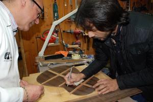 Daniel Gil y Juan Habichuela Nieto, durante la elaboración de la guitarra 'Realeja'.