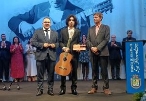 Fan Shilong recibe el primer premio del Certamen de Guitarra Andrés Segovia. 