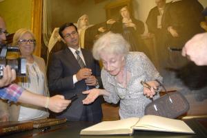 Ida Vitale ha firmado en el libro de honor de Granada.