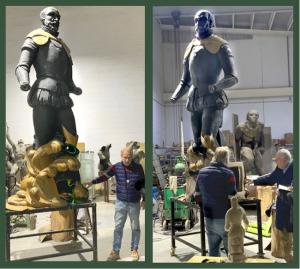 Los hermanos Moreno, en el proceso de modelado de la chapa sobre el molde de plástico.