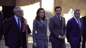 La reina Letizia, junto a las autoridades, al llegar al Palacio de Carlos V.