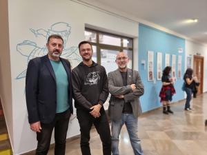 Alejandro López de la Escuela de Arte Val del Omar, el autor granadino Kenny Ruiz y el director del salón Alejandro Casasola.