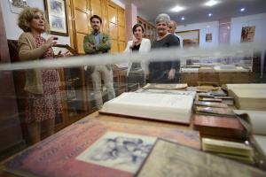 Los responsables de la Junta en su visita a la Biblioteca Hurtado de Mendoza, en Órgiva.