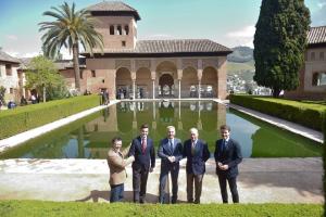 Representantes de las instituciones, en la Alhambra. 