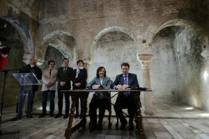 La consejera de Cultura y el alcalde de Granada en la firma del convenio.