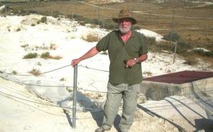 Jose Gibert en el corte 3 del yacimiento de Venta Micena, donde encontró en 1982 el trozo craneal conocido como "Hombre de Orce".