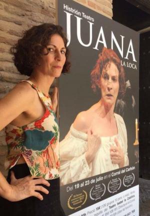La gran actriz Gema Matarranz, junto al cartel de 'Juana'.