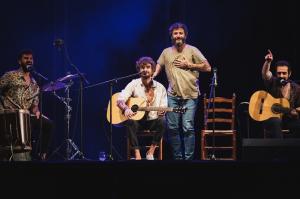 Juanito Makandé y la banda Tu Otra Bonita.