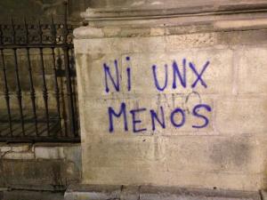 Una de las nuevas pintadas que afean la Catedral.