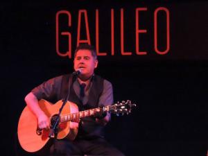 José Ignacio García Lapido ofreció un concierto en solitario, solo con su guitarra. 