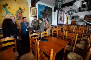 El alcalde y el edil de Educación en su visita a la Peña La Platería.