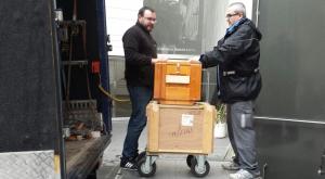 Primeras cajas del legado, en la puerta del Centro Lorca. 