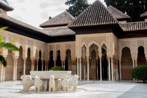 Patio de los Leones de la Alhambra.