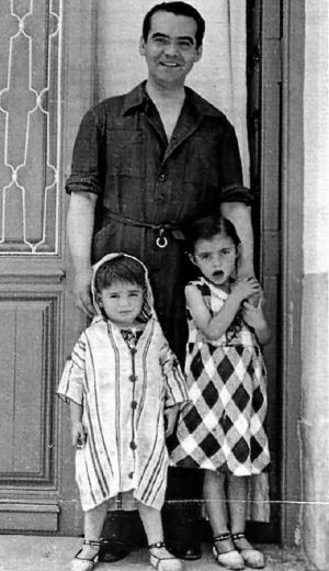 Tica y su hermano Manuel junto al poeta Federico García Lorca, en una imagen del archivo familiar. 