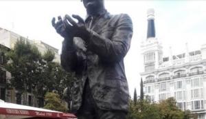 Estatua de Lorca vandalizada: ya no sostiene la alondra.