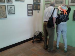 Dos visitantes en el Museo Casa de los Tiros.