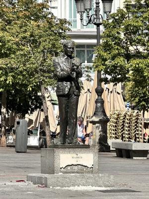 Estatua con los daños en el pedestal.