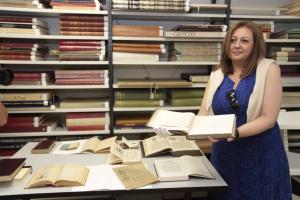 María del Mar Villafranca muestra algunos de los documentos que se conservan.