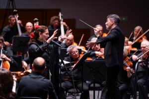 Marina Heredia con el maestro Trigueros dirigiendo la Orquesta de Galicia.