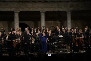 Marina Heredia, junto a los músicos de la OCG. 