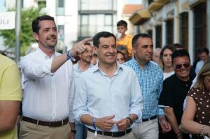 Antonio Membrilla, a la izquierda de la imagen, en un paseo electoral por Armilla con Juan Manuel Moreno.