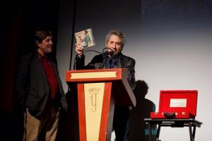 La Caja de las Letras del Instituto Cervantes ha recibido un conjunto de objetos del legado personal del cantante granadino Miguel Ríos, entre ellos, su primer disco. 