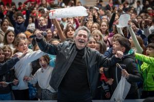 Miguel Ríos, con los escolares.