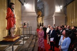 Patricia del Pozo, ante una de las esculturas de la muestra.