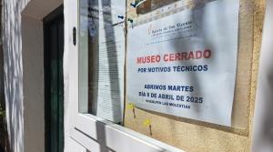 Cartel informando del cierre de la Huerta hasta el martes, 8 de abril.