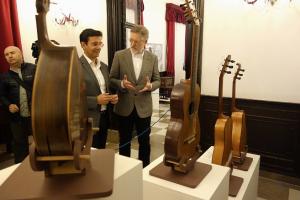 Cuenca visita una muestra de guitarras en el Carmen de los Mártires, abierta hasta el 14 de abril.