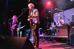 Nada Surf en un concierto.