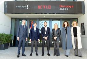 La alcaldesa ha visitado los estudios de Netflix en Madrid, a cargo del granadino Raúl Berdonés.