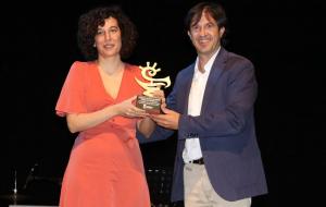 Olalla Castro recibe el premio de manos del alcalde de Churriana, Antonio Narváez.