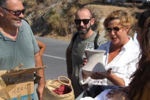 Olga Ruano observa, junto al profesor Andrés Adroher, la urna funeraria.